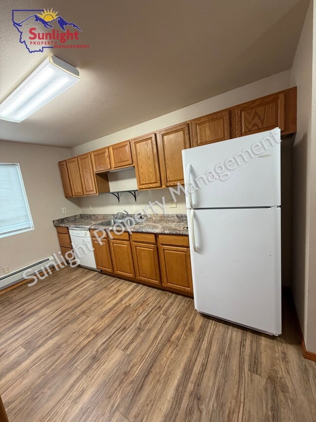 Building Photo - Spacious 3 Bed / 1.5 Bath Home with Garage & Off-Street Parking