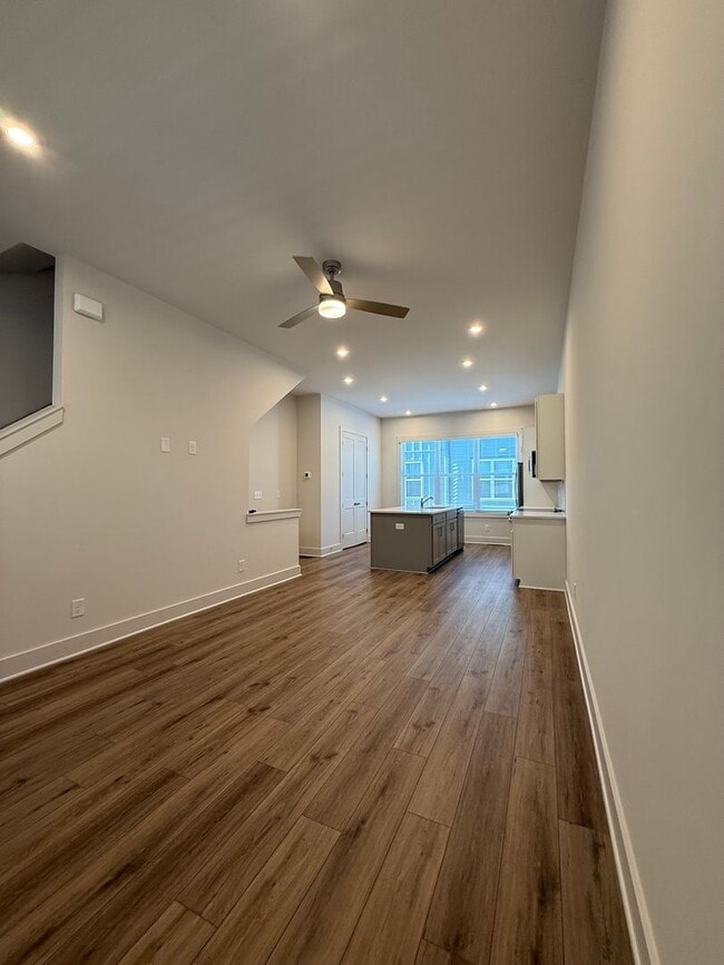 Building Photo - Peaceful City Living close to Everything!