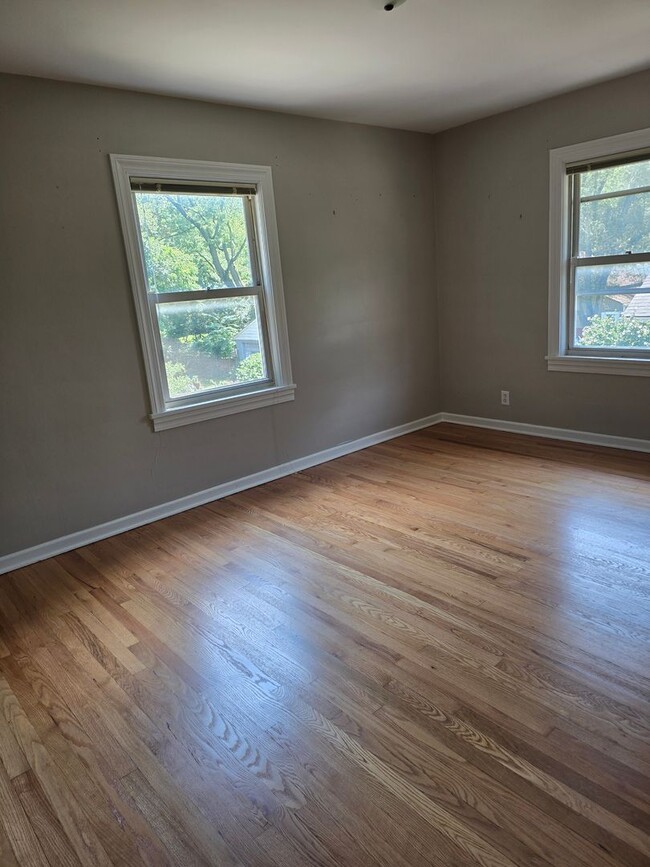 Building Photo - Lawrence Duplex