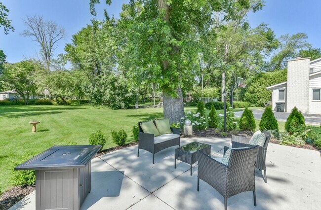 Building Photo - 402 E Calumet Rd