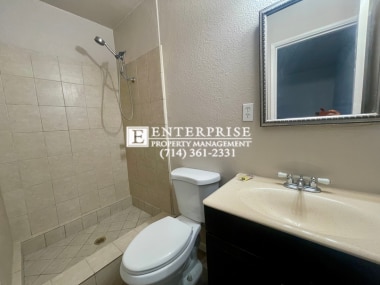 Building Photo - Spacious 4 bed, 3 bath Home featuring TWO ...