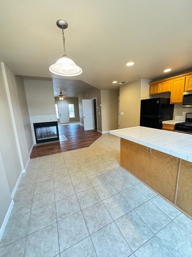 Building Photo - 3  bed/ 2.5 bath townhouse - Yuba City