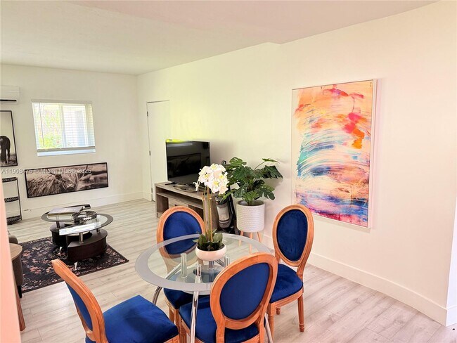 Building Photo - 6941 Bay Dr