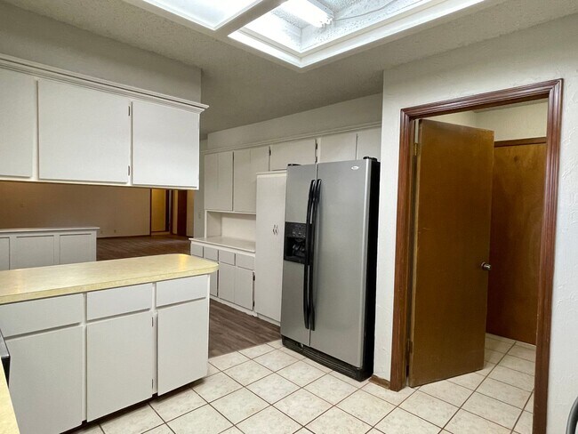 Building Photo - 903 E Northbrook Ave