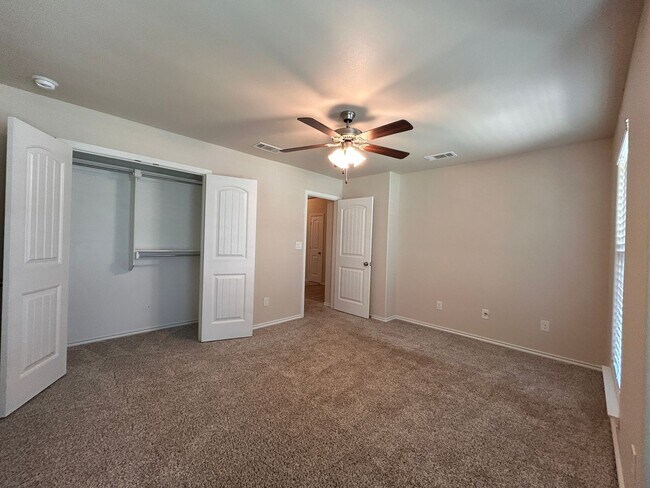 Building Photo - 4 bedroom 3 bathroom