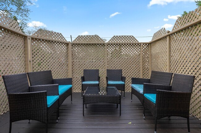 Building Photo - 366 N Hemlock Ave