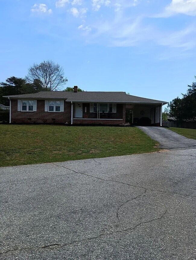 Building Photo - Renovated - 3 bedrooms w/ tankless water heater