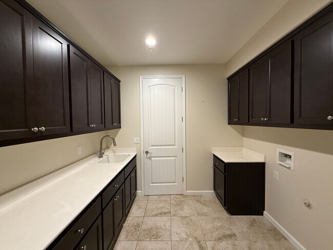 Building Photo - 2021 built two story in Oakdale!