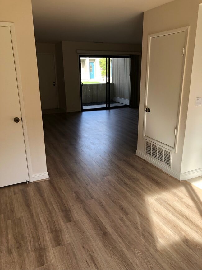 Building Photo - 818 Juno Ln