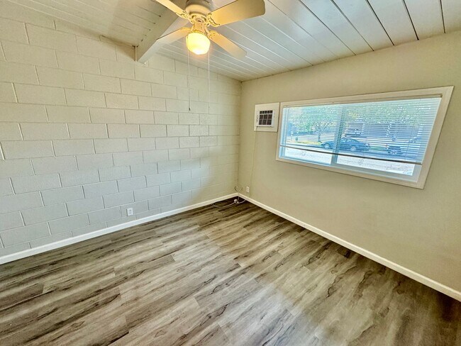Building Photo - Freshly Painted 1bd/1bth with Air Conditio...