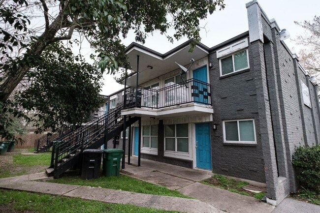 Building Photo - Apartamento recien remodelado / Beautiful recently remodeled apartment. Fast move in bonus!