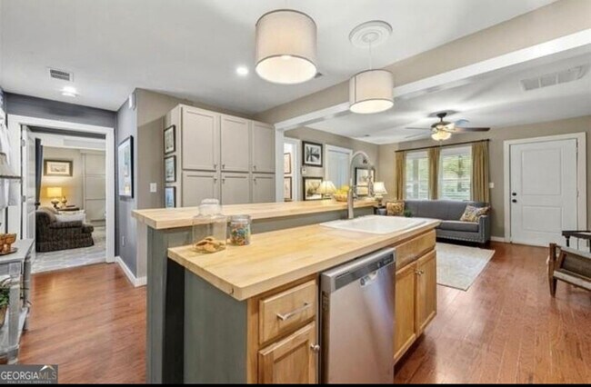 Building Photo - 724 Commodore Dr NW