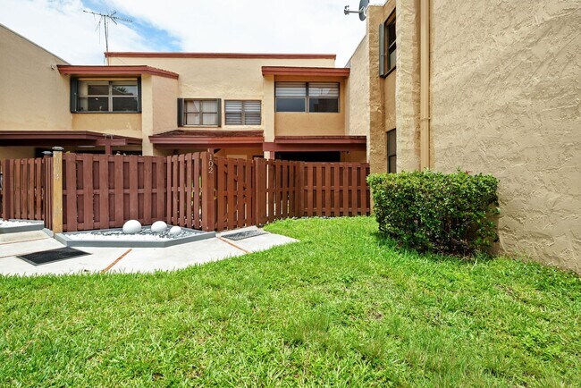 Building Photo - 2 Bed / 2 Bath Condo for Rent – Prime Miami Location