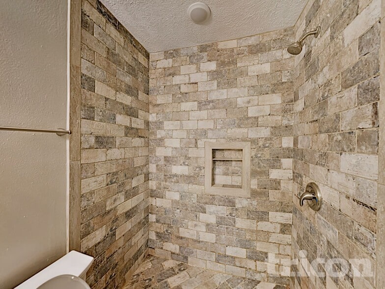 Building Photo - 1050 Macclesby Ln