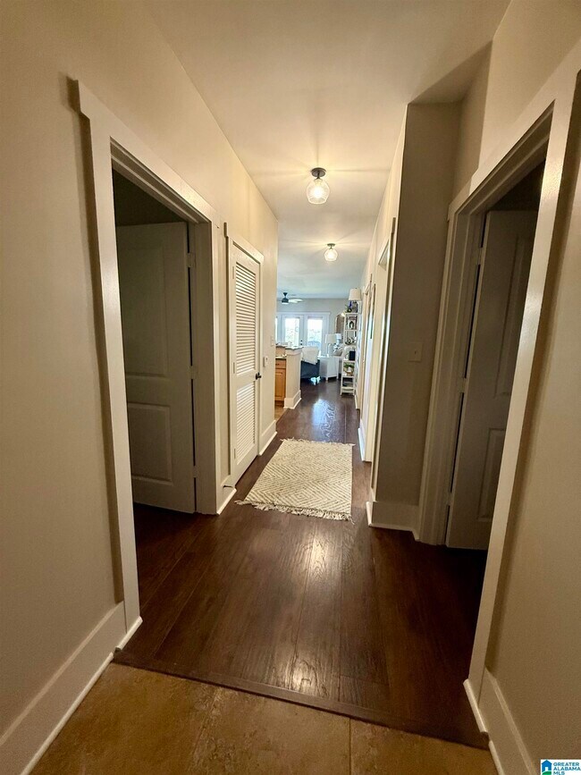 Building Photo - 475 River Forest Ln