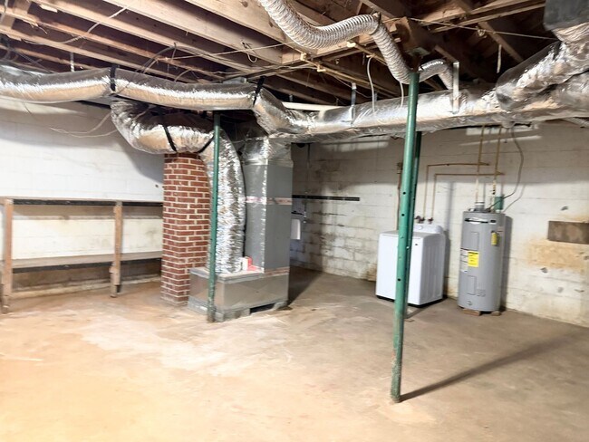 Building Photo - Beautiful Brick Home in Prime Hickory Location – Spacious Layout & Hardwood Floors!