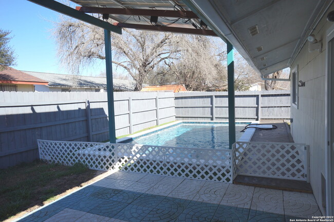 Building Photo - 6611 Woodford-