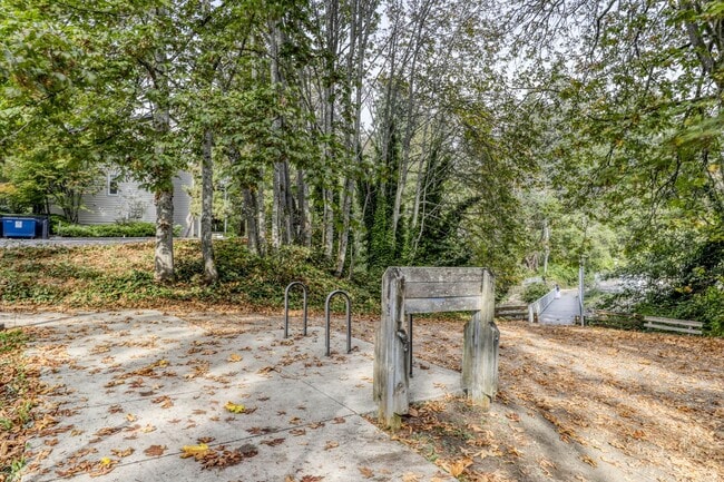 Building Photo - Nice Spacious Bainbridge Condo in heart of downtonw