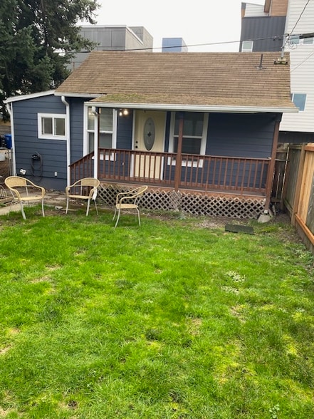 Building Photo - 551 S Sullivan St