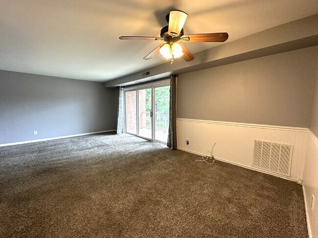 Building Photo - LEASE PENDING! Second Floor Condo in Reisterstown