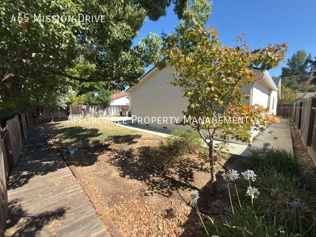 Building Photo - 465 Mission Dr