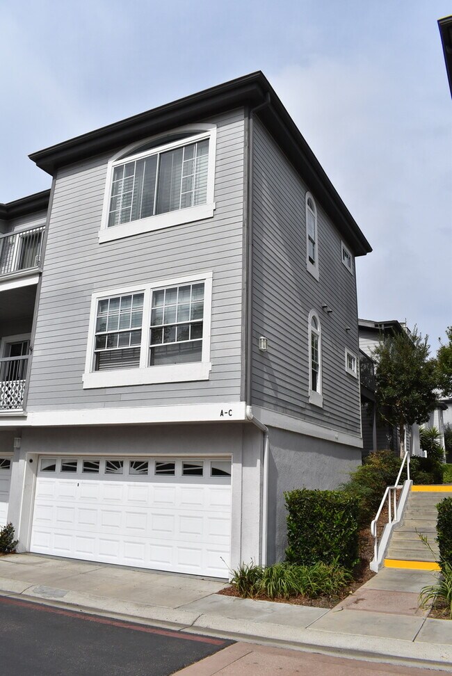 Building Photo - 3 Bedroom Townhome in La Jolla Village