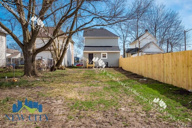 Building Photo - Large Remodeled 2 Bedroom Single-Family Ho...