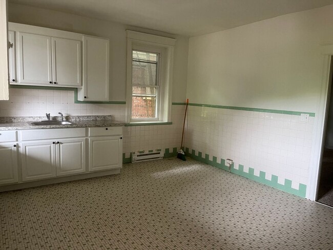 Building Photo - Newly Renovated 3 Bedroom House