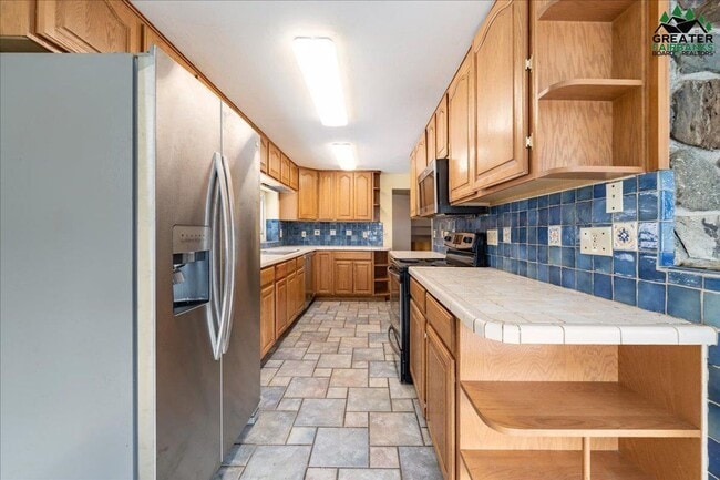 Building Photo - Large 3 bedroom 2 bath 2 car garage with s...