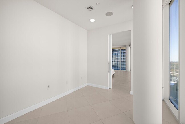 Building Photo - 2900 W Bay to Bay Blvd