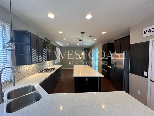 Building Photo - Bright & Spacious 4-Bed Townhome in Prime ...