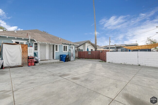 Building Photo - 641 W 43rd St