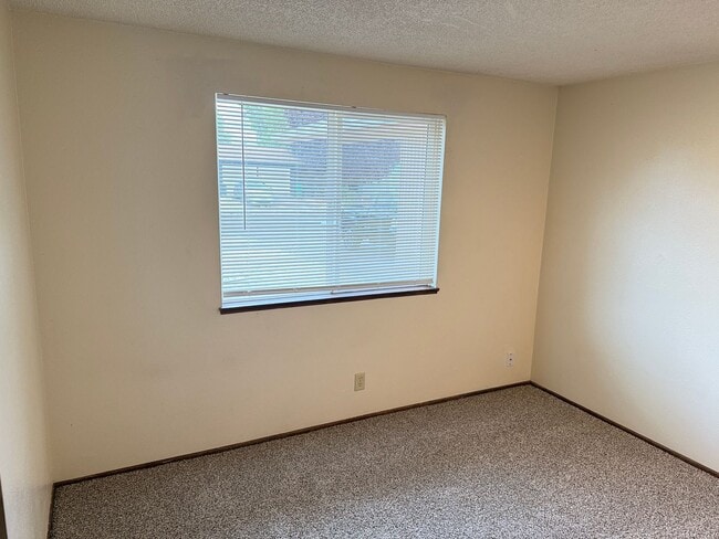 Building Photo - 3 bedroom 2 bath house in a great neighborhood!