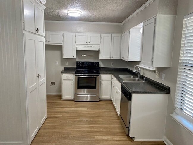 Building Photo - Charming Home located in a great neighborhood!