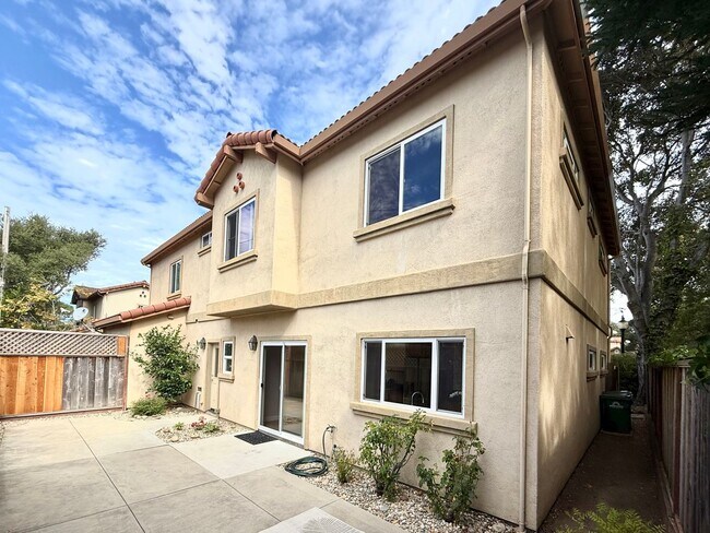 Building Photo - Beautifully Maintained 3Bd/2.5Ba Near Capitola Mall!