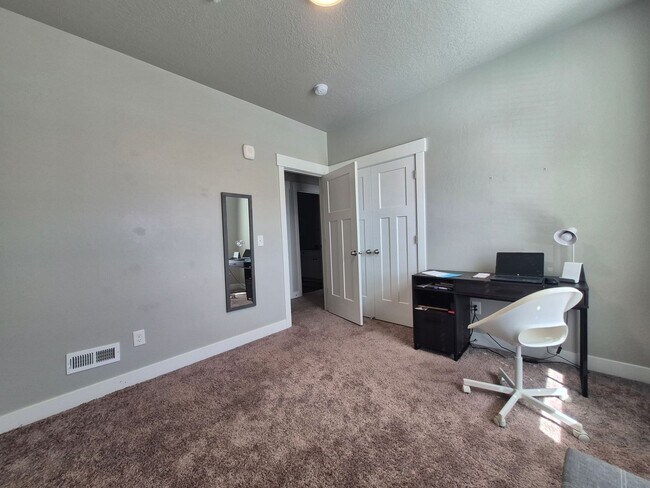 Building Photo - Charming 3 Bed Riverton Condo Minutes from Mountain View Village!!!