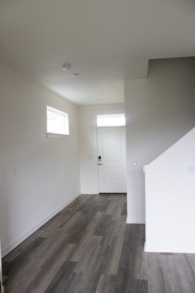 Building Photo - 289 NE Arrowhead Dr