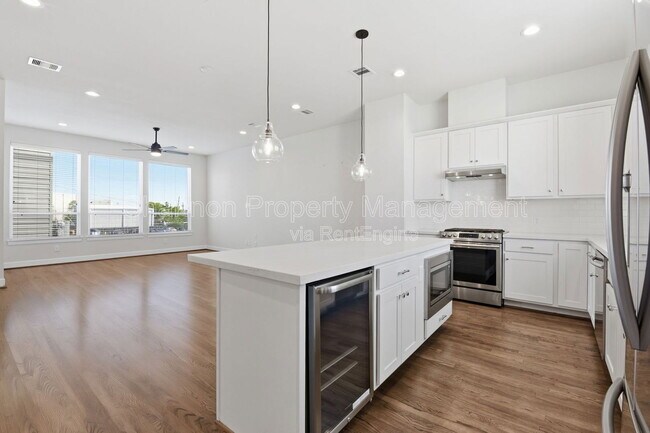 Building Photo - 3024 Charline