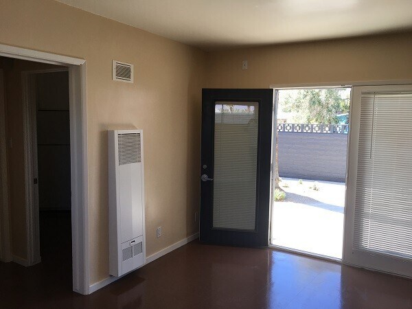 Building Photo - 2583 N Palm Canyon Dr