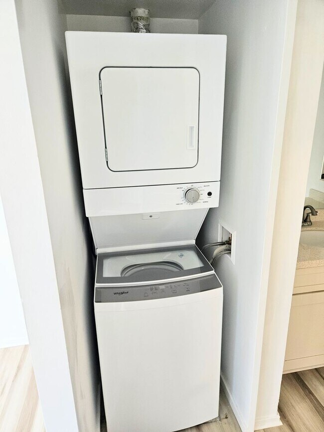 Building Photo - Ala Moana Hale Kaheka 1 Bedroom 1 Bathroom...