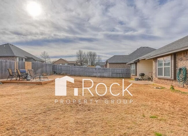 Building Photo - 3 Bedroom Home in North Norman with New Carpet