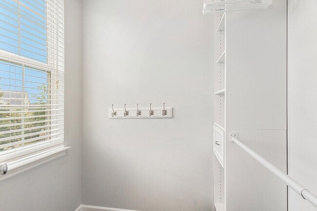 Building Photo - 200 N Ladd Ct