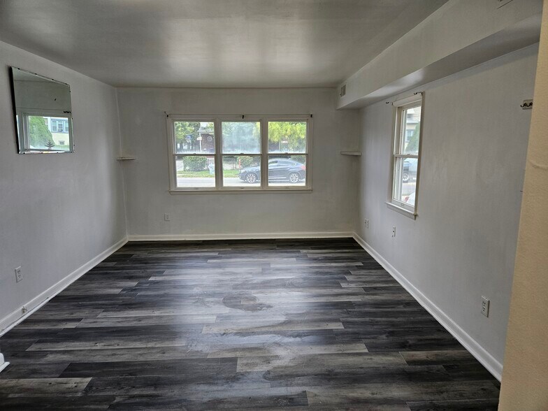 Building Photo - 806 W Oak Ln