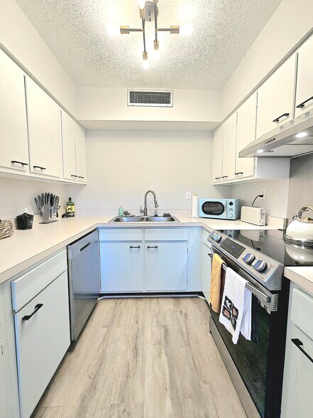 Building Photo - 2873 S Osceola Ave