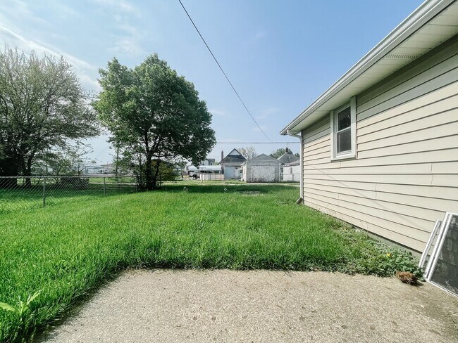 Building Photo - Coming Soon in Muncie! 3 Bed / 1 Bath House — Pet Friendly! Washer & Dryer Hookups!