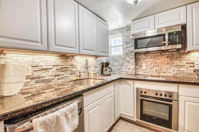 Building Photo - 1701 Elm St