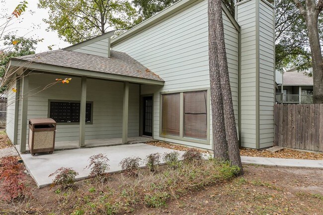 Building Photo - 17417 Red Oak Dr