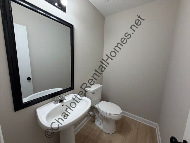 Building Photo - Updated 3 bedroom home in Concord with new kitchen & flooring!