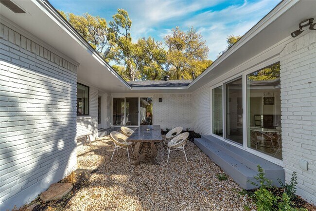 Building Photo - 5837 Clendenin Ave