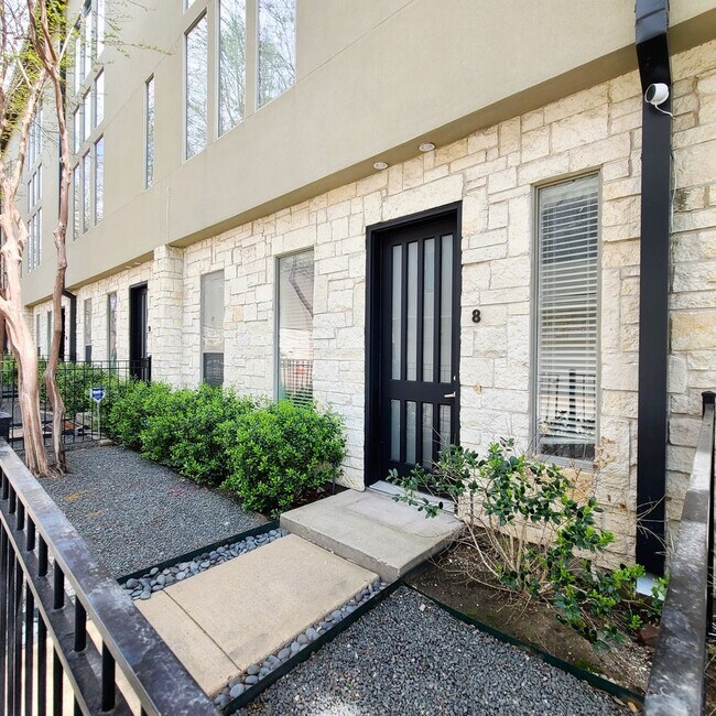 Primary Photo - Spacious 3-Story Townhouse With Rooftop De...